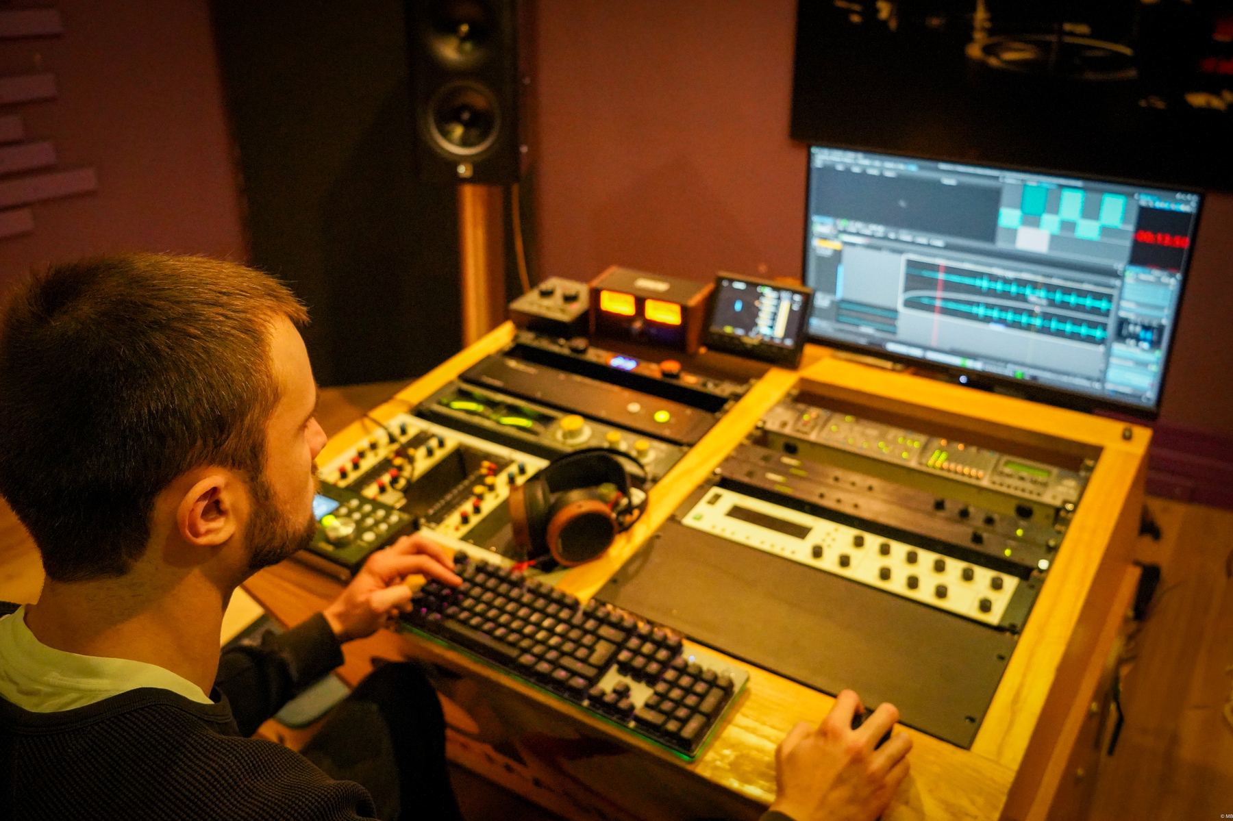 Ingénieur mastering au travail sur la console du studio dK Mastering à Paris